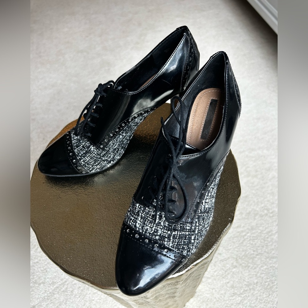 Tahari NWOT Heeled Oxford Lace up Dress Shoe